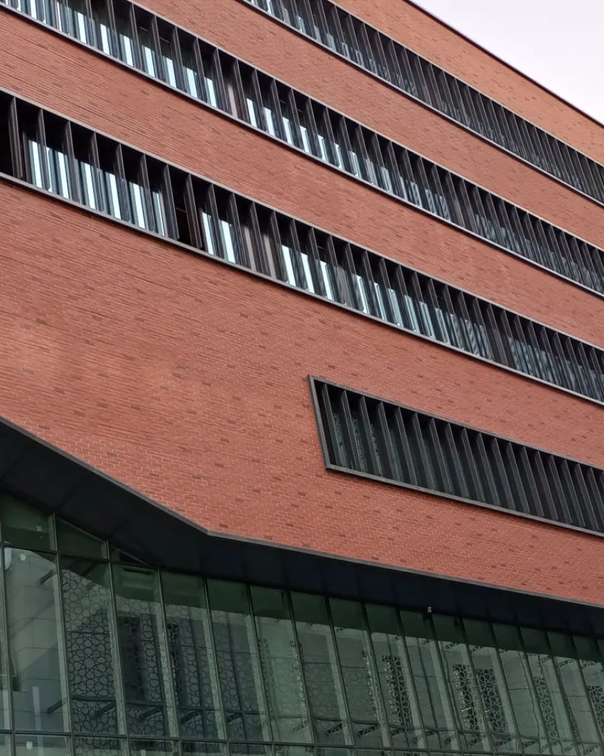 Medeniyet Üniversitesi cephesinde güneş kırıcılı tuğla ve cam kaplama
